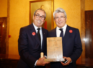 Temporada 16/17. Acto en la delegacion de Gobierno de Madrid. 40 aniversario de Envera. Cerezo y Adelardo con el premio