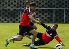 Cristian Rodríguez encara a Asenjo en el entrenamiento del miércoles en Majadahonda