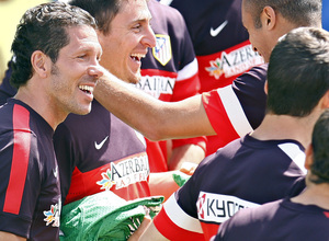 Temporada 2012-2013. Buen ambiente en la sesi&oacute;n. Simeone y Cristian Rodr&iacute;guez en primer t&eacute;rmino