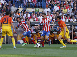 Temporada 12/13. Jornada 35. Atlético de Madrid - FC Barcelona. Juanfran conduce el balón ante la atenta mirada de Arda Turan y la presión de Fábregas