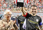 Viaje a Singapur. Gabi recibe la copa de campeón.