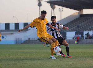 Rafa Muñoz se hace con el balón en el partido amistoso disputado frente a la Balompédica Linense