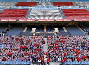 Foto de familia de las escuelas federadas del Atlético de Madrid en la fiesta anual en el Calderón