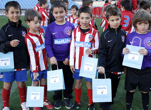 Niños de las escuelas federadas a la conclusión de la fiesta anual en el Calderón