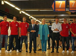 Saúl, Torres, Gabi, Enrique Cerezo, Cristina Cifuentes, Simeone, Griezmann y Koke posan a la llegada a la Estación Estadio Metropolitano