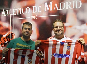 Los aficionados posan con la nueva camiseta del Atl&eacute;tico de Madrid