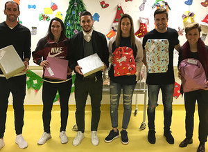 Godín, Koke, Gabi, Meseguer, Lola Gallardo y Amanda entregaron juguetes a los niños del Hospital Ramón y Cajal