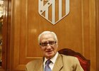 Isacio Calleja posa en la Sala de Juntas del Vicente Calderón 