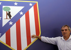 Marcelino señala el escudo del Atlético de Madrid en su visita al Estadio Vicente Calderón