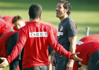 Temporada 13/14. Entrenamiento. Equipo entrenando en los Ángeles de San Rafael, Simeone riendo con Arda