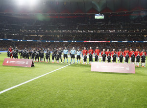 España y Argentina forman antes de comenzar el partido en el Wanda Metropolitano