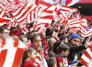 Temp 17/18 | Atlético de Madrid - Levante | Jornada 32 | 15-04-18 | Banderas, afición