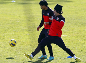 Arda y Teerasil luchando un balon en el entrenamiento