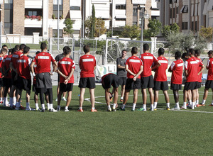 Oscar Mena y Dani González en un momento de una charla a los jugadores del Atlético C en la Ciudad Deportiva