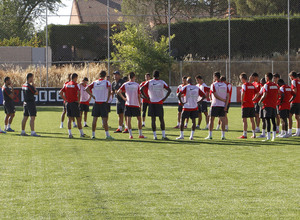 Roberto Fresnedoso, entrenador del Atlético de Madrid Juvenil DH, habla con sus jugadores en un entrenamiento en la Ciudad Deportiva