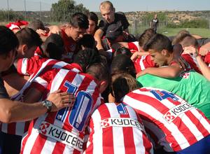 Jugadores del Atlético de Madrid B haciendo piña antes de empezar el amistoso frente al Valladolid B en Los Ángeles de San Rafael
