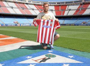 Raúl González, nuevo jugador del Atlético B, posa en el Vicente Calderón con la camiseta rojiblanca