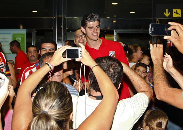 Unos aficionados se fotografían con Courtois a la llegada a Las Palmas
