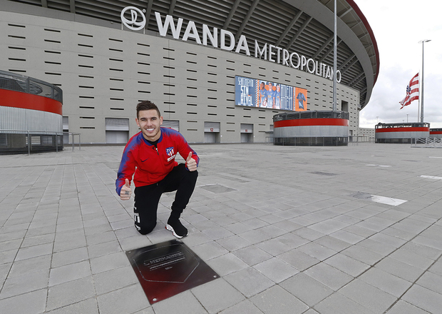 Lucas Hernández posa junto a su placa.