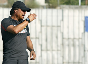 Temporada 13/14. Entrenamiento. Atlético de Madrid B. Alfredo dando órdenes a sus jugadores