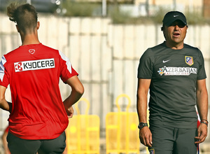 Temporada 13/14. Entrenamiento. Atlético de Madrid B. Alfredo dando órdenes a sus jugadores