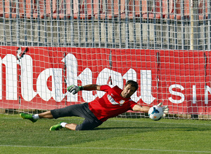 Temporada 13/14. Entrenamiento. Equipo entrenando en los Ángeles de San Rafael, Aranzubia parando un balón