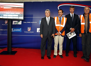 Temporada 13/14. Presentación. Presentación del nuevo estadio Madrid. Cerezo y Miguel Ángel posan para la foto con los arquitectos