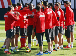 Temporada 13/14. Entrenamiento. Equipo entrenando en el Estadio Vicente Calderon, pasillo a Joshua