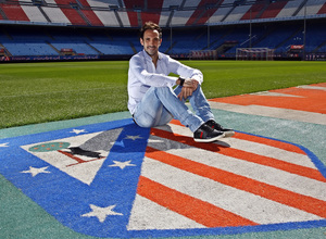 Temporada 13/14. Renovación Juanfran. Juanfran posando con el escudo