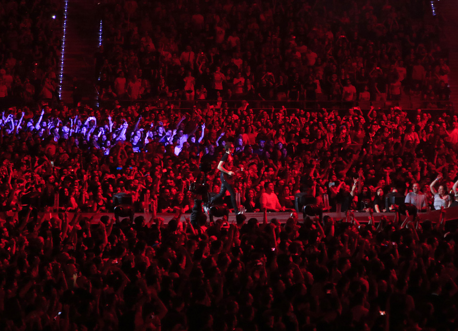 Concierto de Muse en el Wanda Metropolitano | Dominic con la camiseta del Atlético