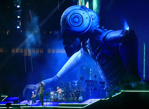 Concierto de Muse en el Wanda Metropolitano | Dominic con la camiseta del Atlético