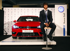 temporada 13/14. presentación Volksewagen. Oliver hablando en zona mixta de Volkswagen en el estadio