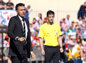 Temporada 13/14. Partido Atlético de Madrid-Celta. Vicente Calderón. Luis Enrique dando órdenes en la banda