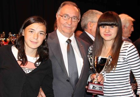 Temporada 2013-2014. Las jugadoras del Sub-16 junto a Vicente Temprado