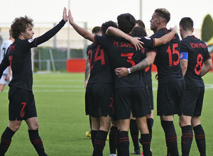 Temp. 19-20 | UD Sanse - Atlético de Madrid B | Celebración piña grupo