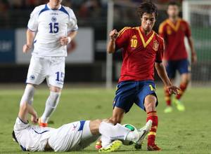Óliver Torres se intenta marchar de la entrada de un jugador bosnio en el partido clasificatorio España-Bosnia Sub-21 que acabó 3-2