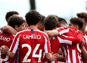 Temp 19/20 | Atlético de Madrid B - Racing Ferrol | Piña celebración 4