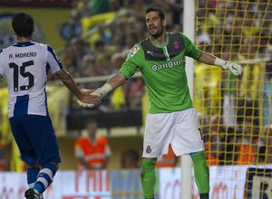 Kiko Casilla anima a su compañero de equipo Héctor Moreno durante un partido de Liga