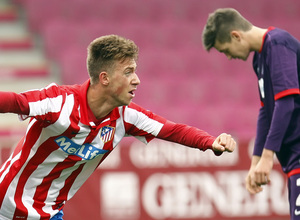 Roberto Núñez levanta los brazos festejando el gol del definitivo empate a tres en el Austria Arena ante el conjunto vienés en la Youth League