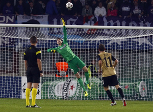 Courtois realiza una parada ante un disparo de un jugador del Austria de Viena