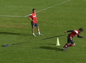 Entrenamiento en la Ciudad Deportiva de Majadahonda. David Villa realiza un ejercicio de fuerza con Manquillo esperando turno