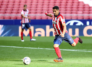 Luis Suárez remata a la red su segundo gol ante el Granada, sexto del equipo