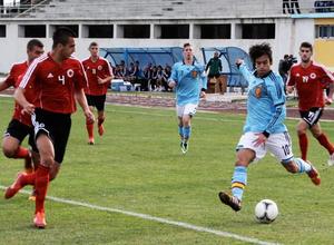Óliver Torres dispara a puerta vistiendo la camiseta de la selección Sub-21