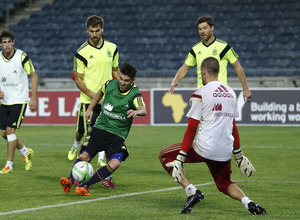 Villa se dispone a rematar a puerta durante un entrenamiento con la Selección española