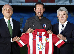 Enrique Cerezo, Simeone y el embajador azerí en España, con la camiseta que lució el equipo contra el Getafe