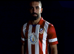 Arda Turan con el logo de los Juegos Olímpicos Europeos de Bakú 2015 en la camiseta