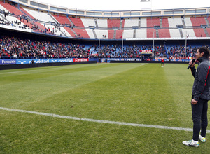 temporada 13/14. Equipo entrenando en el Calderón. Simeone dirigiendo unas palabras a la afición