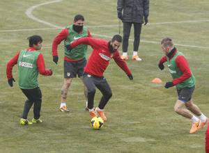 Arda Turan intenta regatear a Alderweireld en presencia de Óliver Torres y Cristian Rodríguez