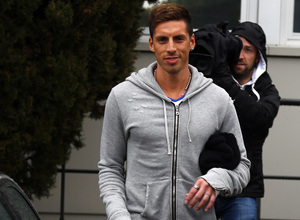 José Sosa saliendo de la clínica Fremap Majadahonda