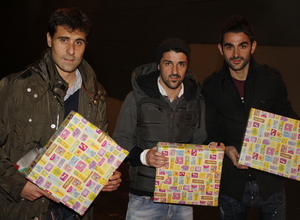 Aranzubia, David Villa y Adrián, con regalos que entregaron a los niños en la visita de la plantilla a diferentes hospitales de Madrid